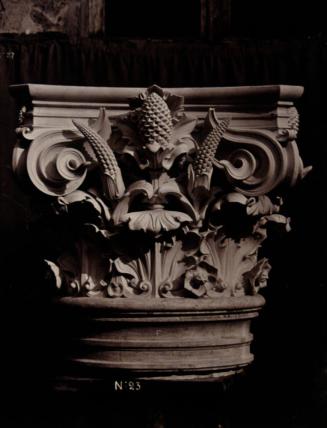 Chapiteau des colonnes des baies de la loggia. –  Façade principale.