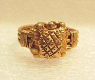 Ring surmounted by a turtle