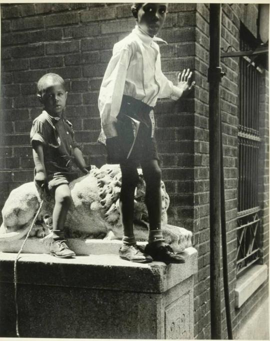 New York (boys on sculpture)