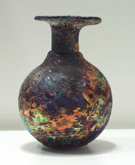 Vessel with intense iridescence