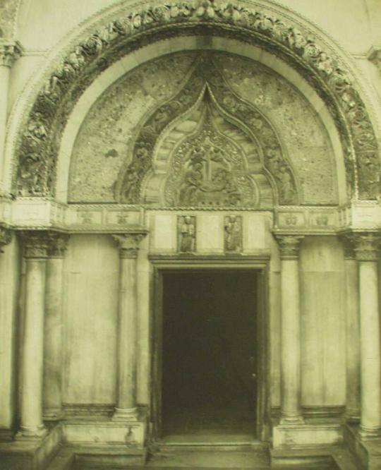 Doorway onto the Piazzetta dei Leoncini