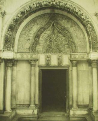 Doorway onto the Piazzetta dei Leoncini