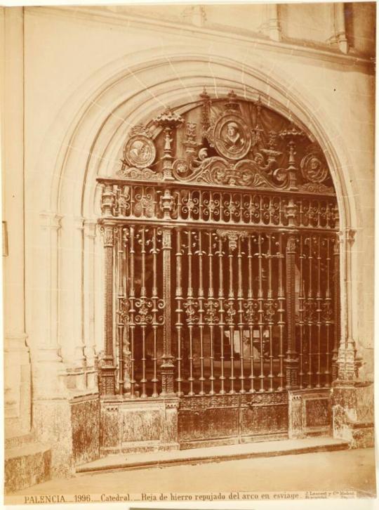 Palencia, Catedral, Reja de hierro repujado del arco en esviage