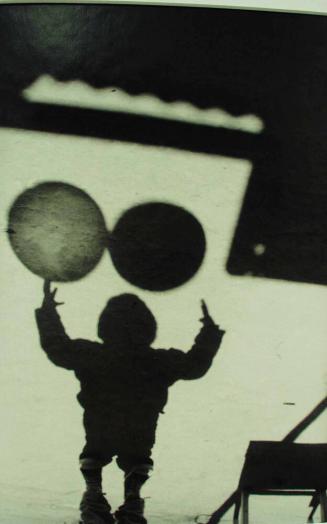 Sombra de niño con SIDA jugando en su casa con globos, La Plata
