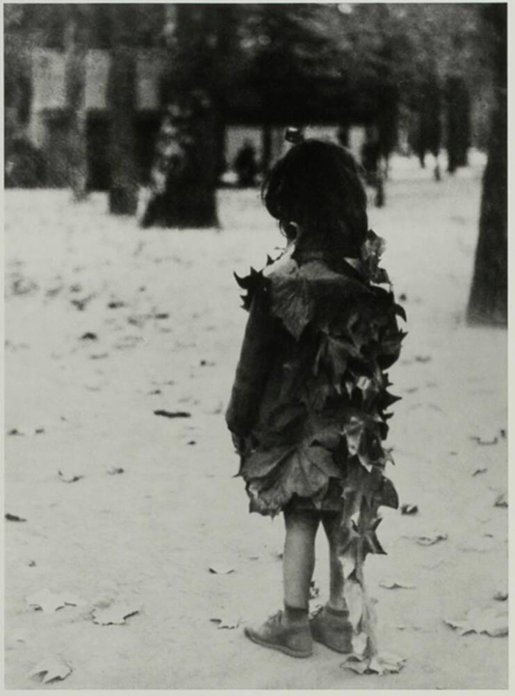 Edouard Boubat | La petite fille aux Feuilles Mortes, Jardin