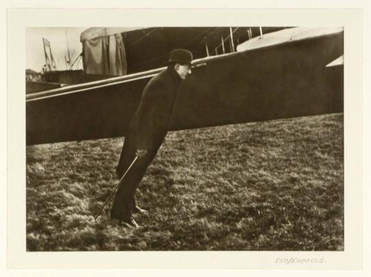 9 November 1911 - Buc. Zissou in the backwash of the propeller of an Esnault-Pelterie airplane