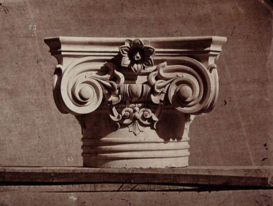 Chapiteau de colonnes du vestibule. Pavillon du chef de l'État.