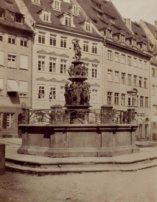 Nuremberg - Fountaine en face L'Eglise St. Laurent