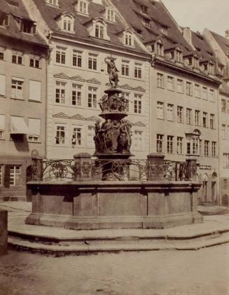 Nuremberg - Fountaine en face L'Eglise St. Laurent
