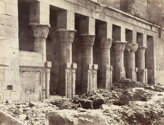 Colonnade sur la façade nord du l'ile de Philae