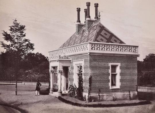 [Guardhouse, Bois de Boulogne, Paris]