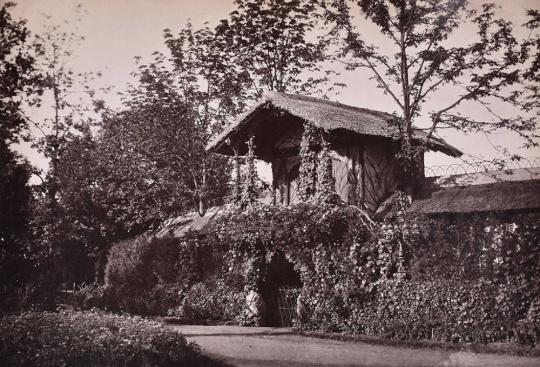 [Extérieur de la Loge Impériale au Théâtre des Fleurs, Pré Catelan, Bois de Boulogne, Paris]