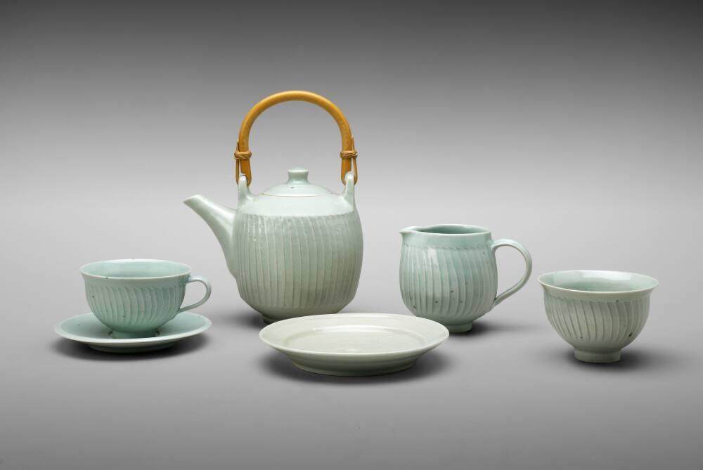 Eva tea set: Modern teapot, tea cups, creamer, sugar bowl, serving