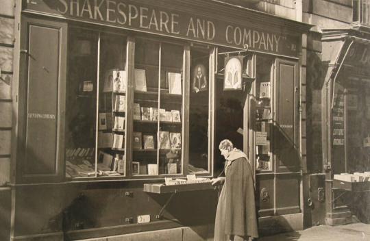 Adrienne Monnier devant Shakespeare and Company