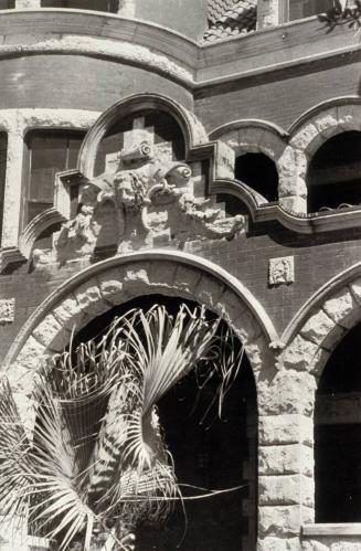 The Willis-Moody House, detail of lion's head at front entry