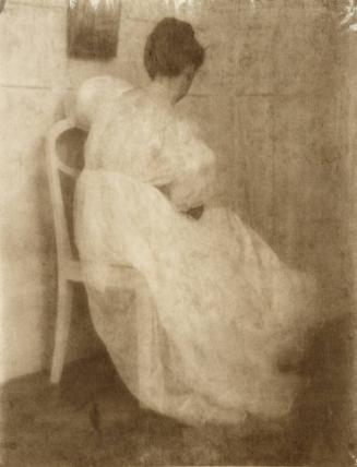 Mary Warner auf weißem Stuhl