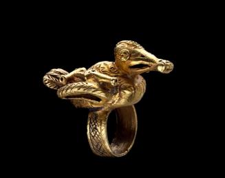 Ring surmounted by a bird with cannons