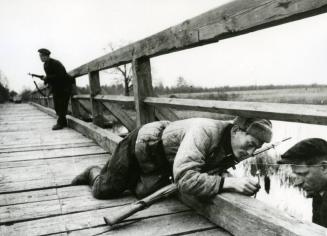 Partisans from the Voroshilov unit mine the bridge, Belorussia / Lithuania