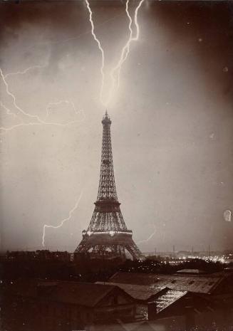 La Tour Eiffel foudroyée