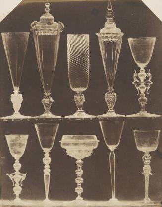 Gruppe von 10 Venezianischen Pocalen u. Flügel-Gläsern, freie Glasmacher-Arbeit mit gepressten Masken. Zwei Fünftheil Naturgrösse. 15. u. 16. Jahrhundert.