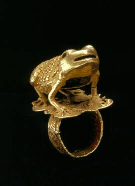 Ring surmounted by a frog