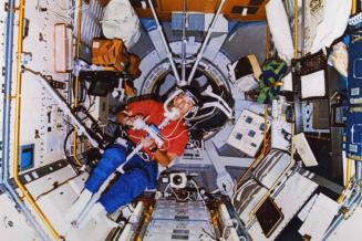 Payload Specialist Mamoru Mohri, conducts visual stability experiment in Spacelab Japan science module aboard the Endeavour