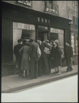 À Paris (Antiquaire Romi, Rue de Seine)