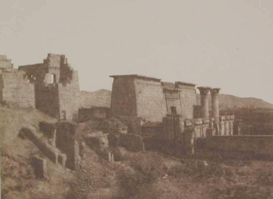 Medinet-Abou (Thebes), Constructions Antérieures - Vue Generale