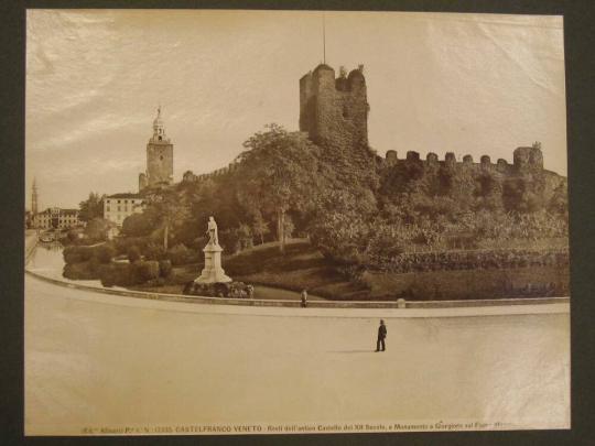 Castel Franco Veneto- Resti dell'antico Castello del XII Secolo, e Monumento a Giorgione sul Fiume Musone.