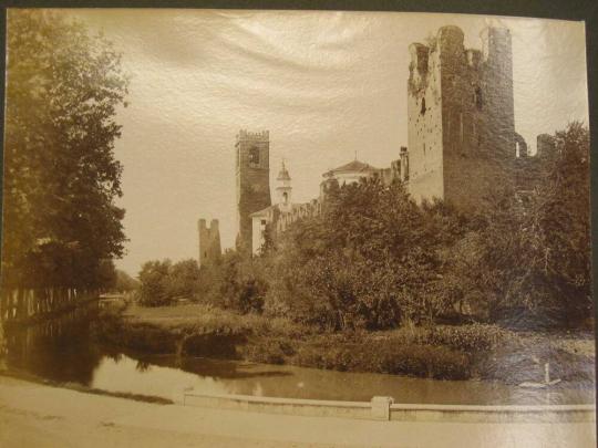 CastelFranco Veneto- Resti dell'antico Castello del XII Secolo. sul fiume Musone.