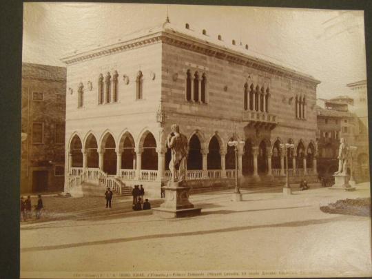 UDINE. (Veneto.) - Palazzo Comunale.  (Niccolo Leonello.  XV secolo.  Giovanni Ricamatore.  XVI  secolo.)