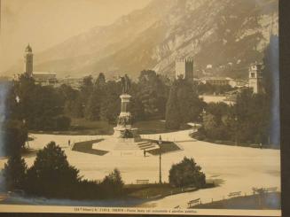 TRENTO - Piazza Dante col monumento e giardino pubblico.