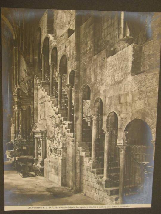 TRENTO - Cathedrale.  La navata a sinistra e galleria che mette al companile.