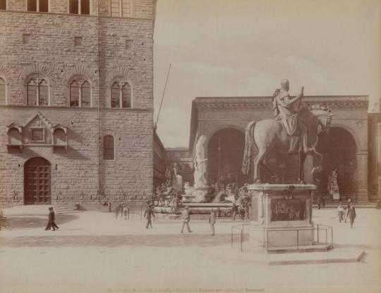 Monument in Signoria Plaza