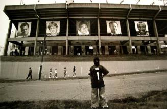 Fan Views 2002 Inductees, Hall of Fame Game, Canton, Ohio, August 5, 2002