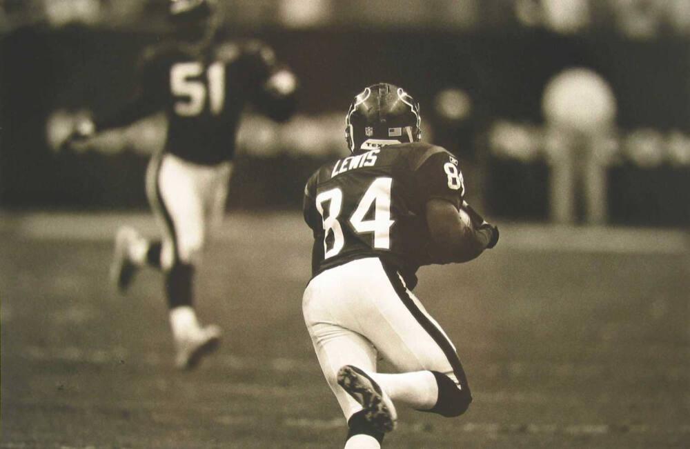 Wide receiver Frank Lewis of the Pittsburgh Steelers catches a pass