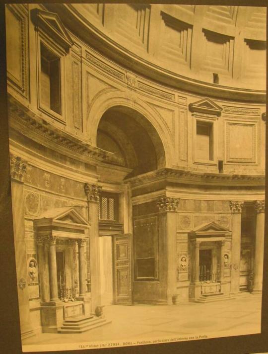 ROMA - Pantheon, particolare dell'interno con la Porta.