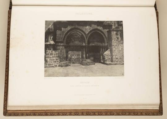 Palestine. Jérusalem. Arcades inférieures de l’église du Saint-Sépulcre