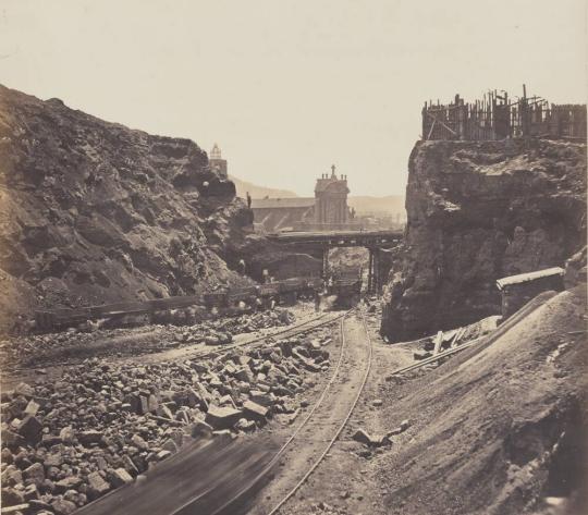 Vue des chantiers prise du milieu de la Rue Monbrion