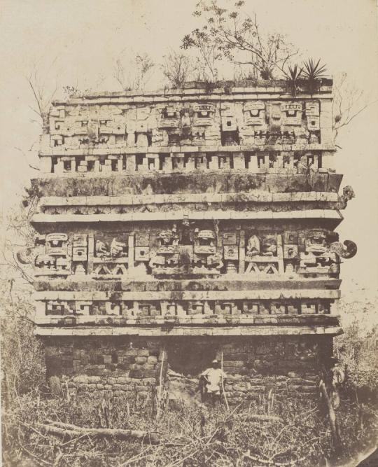 Façade de l'aile gauche du palais des nonnes à Chichen-Itza (Yucatan)