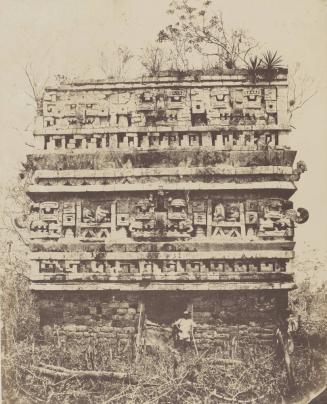 Façade de l'aile gauche du palais des nonnes à Chichen-Itza (Yucatan)