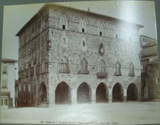 PISTOIA - Palazzo del Comune.  ( XIII e XIV secolo.)