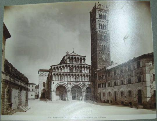 LUCCA - La Cattedrale con la Piazza.