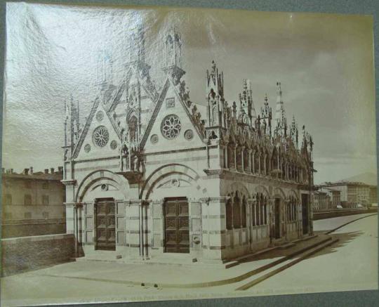 PISA - Chiesa di S. Maria della Spina.  ( Recostruzione del 1323, restaurate nel 1872. )