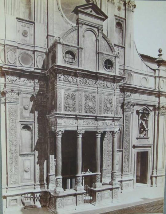 Church of Saint Mary the Miraculous. Entrance and Loggia