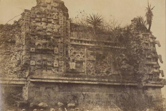 Détail de la façade nord du palais des nonnes à Uxmal (Yucatan)