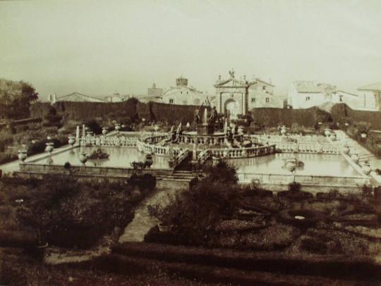 The Gran Basin in the garden of the Villa and Panorama.