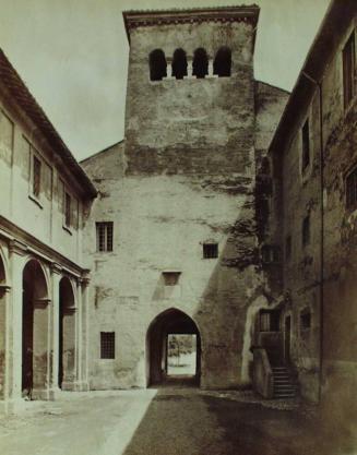 Chiesa dei Santi quattro Coronati.  Il Primo Cortile.