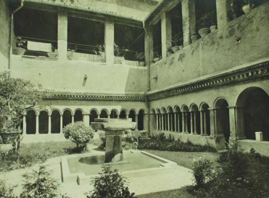 Chiesa dei Santi quattro Coronati.  Il Chiostro.