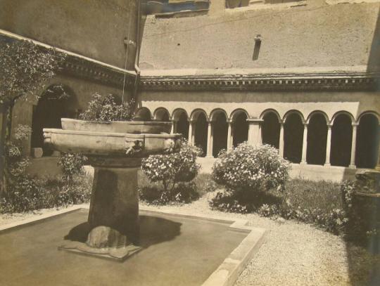 Chiesa dei Santi quattro Coronati.  Il Chiostro.